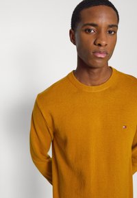 Tommy Hilfiger PIMA ORG CTN CASHMERE CREW NECK - Camisola - crest gold