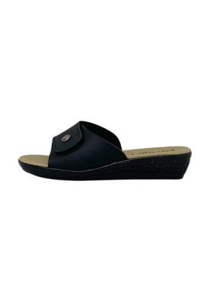 Sandal con zeppa nera, con tomaia liscia, ampia fascia decorata con un bottone e una soletta imbottita per il massimo comfort.