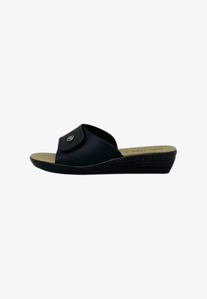 Sandal con zeppa nera, con tomaia liscia, ampia fascia decorata con un bottone e una soletta imbottita per il massimo comfort.