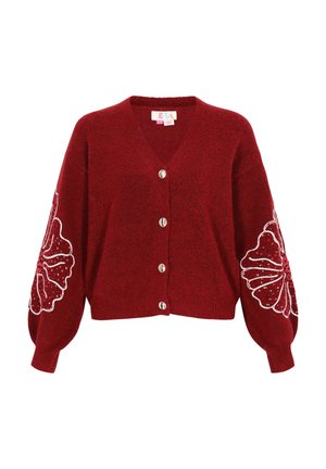 Czerwony sweter robiony na drutach z dekoltem w serek, pięcioma srebrnymi guzikami oraz oversize'owymi rękawami z białymi haftami kwiatowymi i ozdobami.