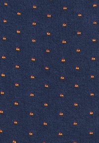 Tkanina skarpet w kolorze granatowym z teksturowaną powierzchnią, z powtarzającym się wzorem małych pomarańczowych falistych linii, równomiernie rozmieszczonymi na całej powierzchni.