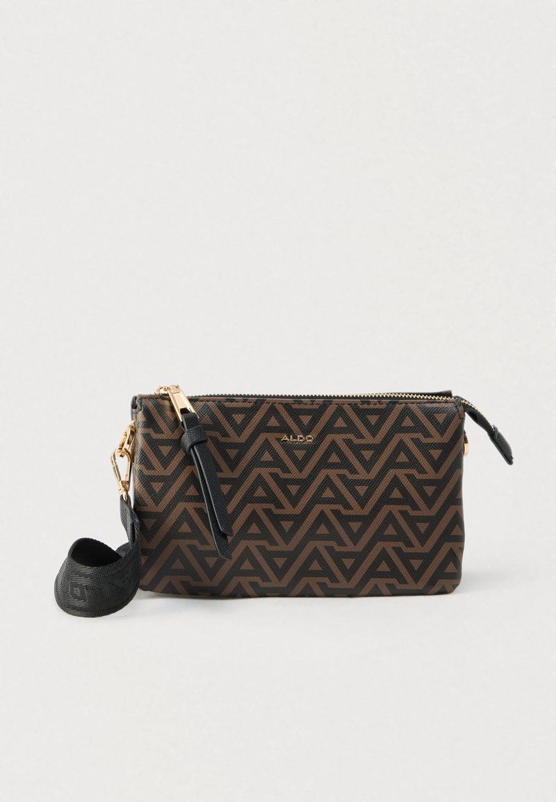Trousse rectangulaire marron à motifs géométriques, fabriquée en matériau synthétique. Dotée d'une fermeture éclair dorée, d'une sangle noire et d'un détail de logo sur le devant.