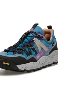 Sneaker multicolore con una parte superiore blu e nera realizzata in materiali scamosciati e tessili, suola spessa grigia maculata e sistema di allacciatura nera.