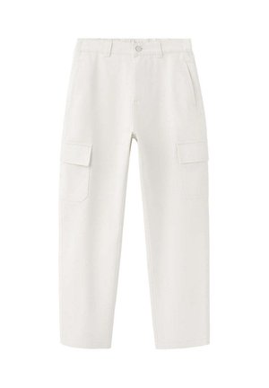 Pantalon cargo blanc avec poches à rabat sur le devant et les côtés, passants de ceinture, fermeture par bouton et zip, coupe droite.