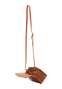 Borsa a tracolla in pelle marrone con una lunga tracolla, dotata di tre scomparti divisi, una chiusura a scatto e una finitura liscia.