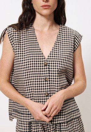 Beige en zwarte gingham knooptop met een V-hals en kapmouwen. Heeft bruine knopen en een gerafeld zoom. Glad van textuur.