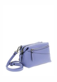 Borsa a tracolla in pelle viola con due tasche con cerniera, tracolla regolabile e finitura testurizzata. Forma rettangolare compatta con design elegante.