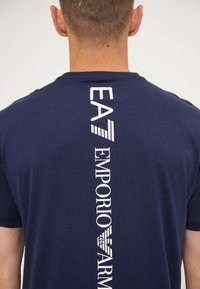 EA7 Emporio Armani Marškinėliai su spaudiniu - blue navy