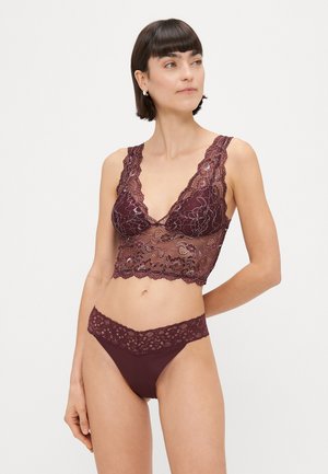 Spids-bralette og matchende g-streng sæt i dyb burgunder. Udstyret med blomstermønstre, bølgede kanter og blød stoftekstur.