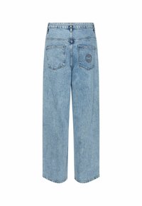 Helleblaue, weite Jeanshose mit hoher Taille, zwei Gesäßtaschen und einem runden Logo, das auf der rechten Tasche gestickt ist.