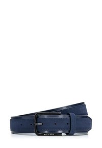 Navyblauer Gürtel aus Wildleder und Leder, mit einer rechteckigen Metallschnalle, dekorativer Naht und mehreren Einstelllöchern.