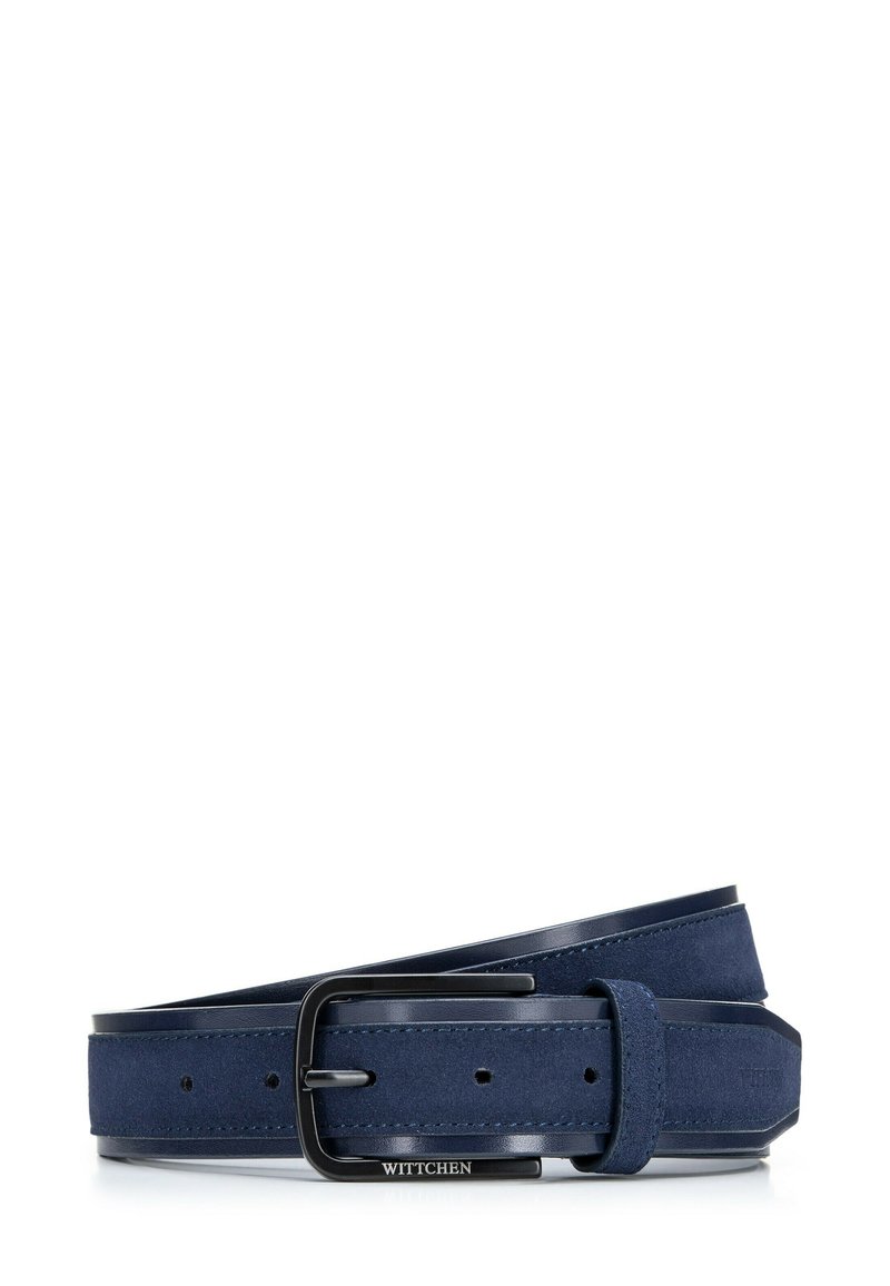 Navyblauer Gürtel aus Wildleder und Leder, mit einer rechteckigen Metallschnalle, dekorativer Naht und mehreren Einstelllöchern.