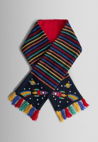 Strik scarf med multicolorede striber og design af raket, planet og regnbue. Har farverige frynser i hver ende.