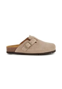 Sabot en suède beige avec une large lanière et une boucle texturée, semelle en liège et semelle en caoutchouc noir contrastante présentant un motif en zigzag.