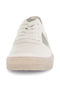 Witte canvas sneaker met een ronde neus, platte veters en een gestructureerde rubberen zool. Zijpanelen in lichtgrijs voegen detail toe aan het ontwerp.