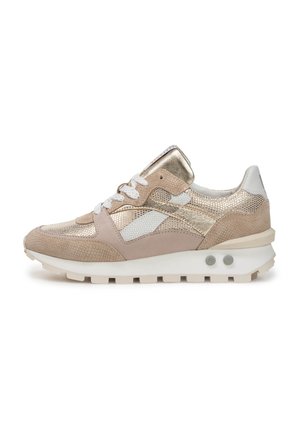 Lichte sneakers in beige en metallic goud, gemaakt van mesh en suède materialen, met een gevoerde zool en witte veters.