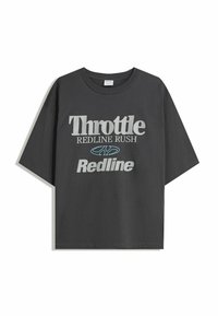 Temno siva bomba iz bombaža s kratkimi rokavi, ki ima izrazito belo in svetlo modro besedilo: "Throttle REDLINE RUSH" in "Redline." Ohlapen kroj.