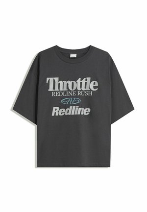 Czarna szara bawełniana koszulka z krótkim rękawem, z wyróżniającym się białym i jasnoniebieskim napisem: "Throttle REDLINE RUSH" oraz "Redline." Luźny krój.