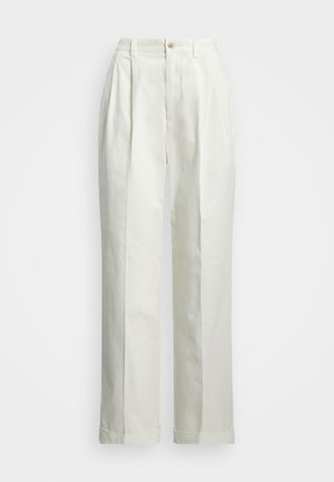 Witte broek gemaakt van een gladde stof, met een hoge taille, wijde pijpen, voorplooien en een opgerolde zoom. Enkele knoopsluiting bij de taille.