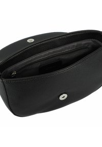 Borsa in pelle nera con esterno testurizzato, chiusura a bottone a pressione argentato e fodera in tessuto scuro. Contiene una tasca con zip all'interno.