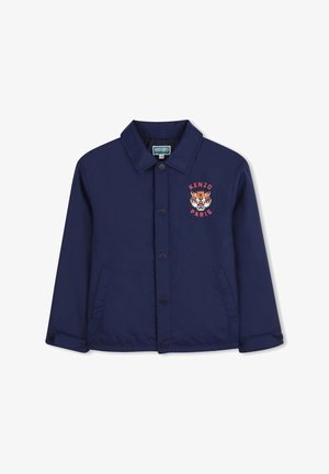 Marineblauwe jas gemaakt van lichtgewicht stof, met een knoopsluiting, zijzakken en een tijgerlogo met de tekst "KENZO PARIS".
