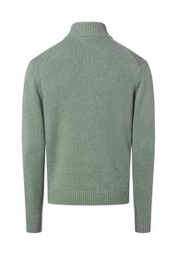 Hellgrüner Pullover mit hohem Kragen und gerippten Bündchen. Gestrickte Textur mit glatter Oberfläche. Verstärkte Schulternähte. Normaler Schnitt.