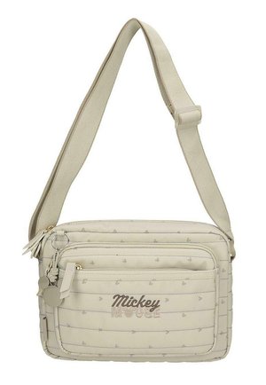 Bolso bandolera beige con patrón acolchado, logo de Mickey Mouse bordado en el bolsillo delantero, correa ajustable y charm de cremallera con forma de Mickey.