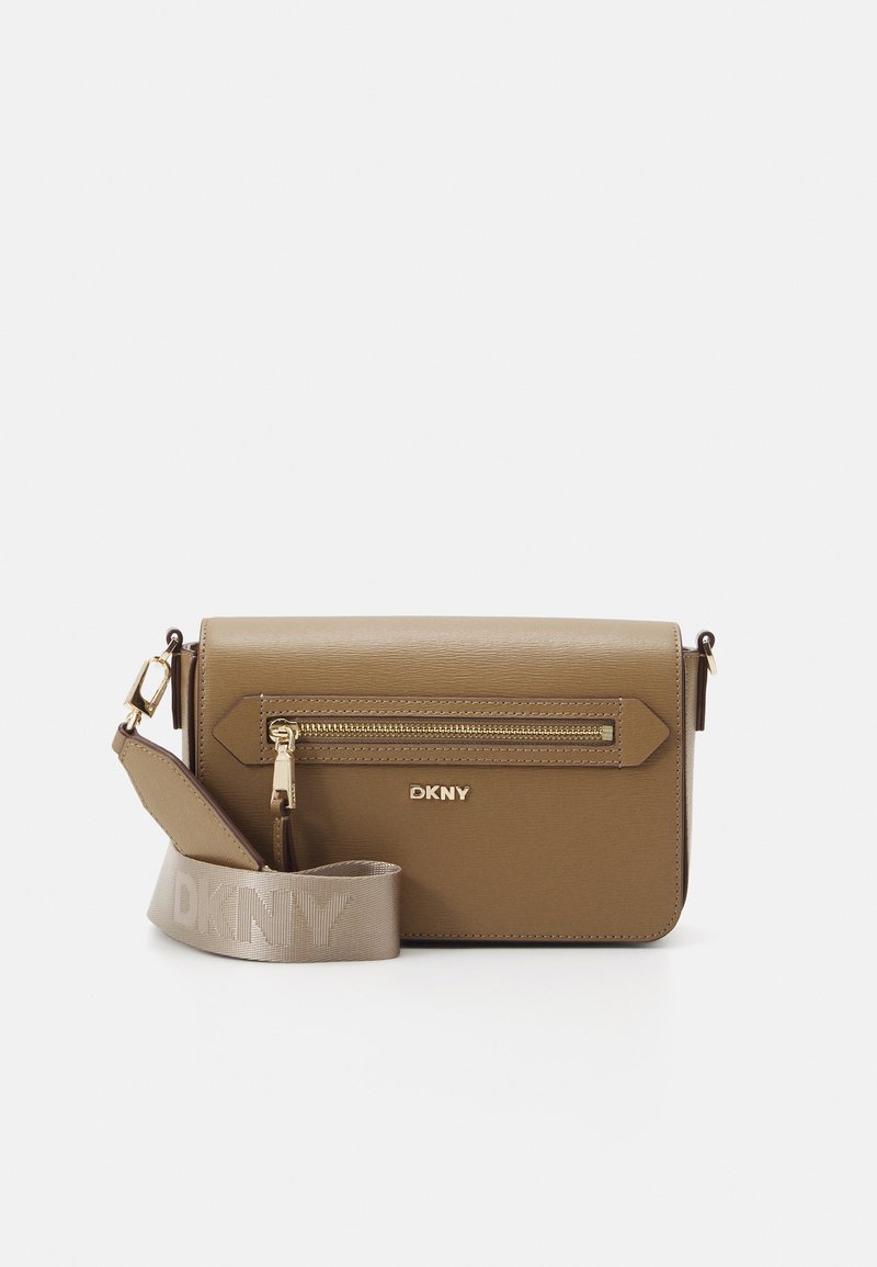 Borsa a tracolla DKNY in materiale testurizzato color tortora, con tasca frontale con zip, hardware dorato e tracolla con logo beige. Forma rettangolare.