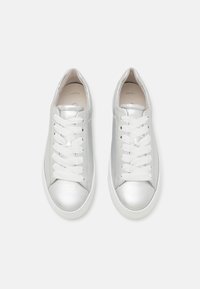 Sneaker metallici argento con lacci bianchi, parte superiore in pelle liscia, punta arrotondata e suola in gomma bianca. Design minimalista, senza motivi visibili.