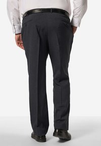 Šedé kalhoty se rovnými nohavicemi, které mají dvě zadní kapsy a černý opasek. Hladká tkanina s jemnou texturou. Černé boty.