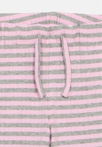 Grå og rosa stripete stoff med ribbet tekstur, med rosa snor i midjen og en myk finish.