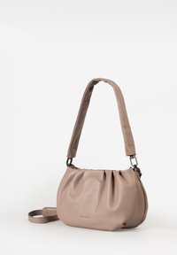 Weiche Lederhandtasche in gedämpftem Beige, mit gerafftem Design, einem langen verstellbaren Trageriemen und Metallakzenten.