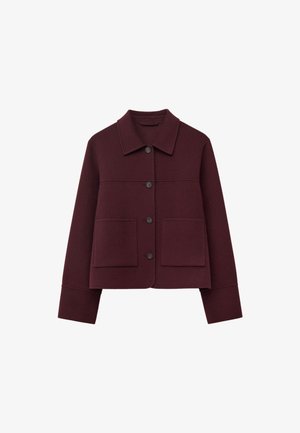 Bordeaux knopenjack met een kraag, twee voorzakken en lange mouwen. Gemaakt van een textuurstof met een gestructureerde pasvorm.