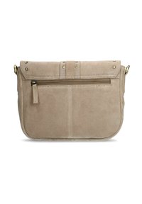 Beige Wildleder Umhängetasche mit Klappenverschluss, Messingbeschlägen, vordere Reißverschlusstasche und zwei dekorativen Riemen mit Nieten.