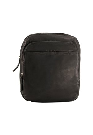 Sort lædertaske med en glat tekstur, firkantet form, frontlomme med lynlås og prægede logo. Har justerbar skulderrem og holdbar syning.