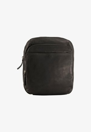 Zwarte leren tas met een gladde textuur, vierkant van vorm, voorzak met rits en reliëflogo. Voorzien van een verstelbare schouderband en duurzame stiksels.
