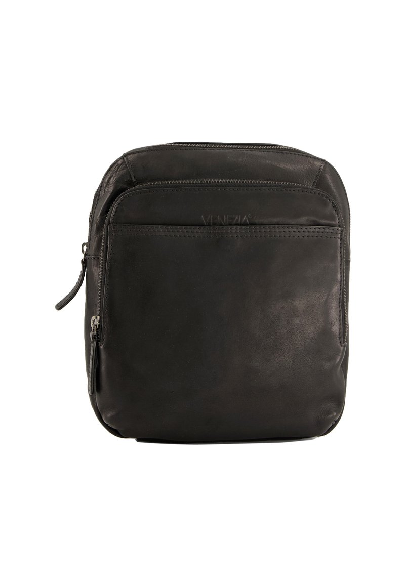 Černá kožená taška s hladkým povrchem, čtvercovým tvarem, přední kapsou na zip a vyraženým logem. Obsahuje nastavitelný popruh a odolné švy.