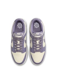 Vita och lavendelfärgade Nike-sneakers med en slät läderöverdel, perforeringar på tån och en texturerad lila innersula med logotyp.