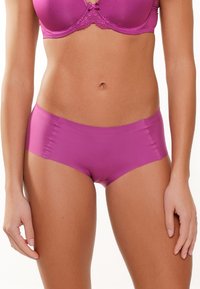 Magenta Boyshort-Unterwäsche aus glattem Material, mit nahtlosem Design, mittelhohem Schnitt und weicher Textur.