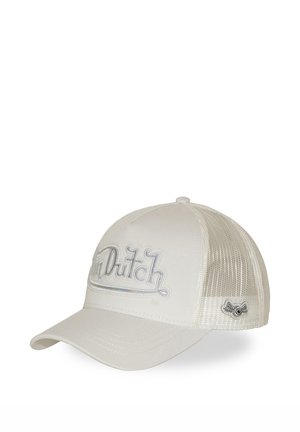 Gorra trucker blanca con parte trasera de malla y visera curva, con logo de texto en relieve bordado en el panel frontal.