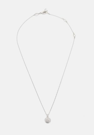 Stříbrný řetízek s náhrdelníkem, který obsahuje kulatý přívěsek s texturovaným povrchem, navržený s karabinovým zapínáním.