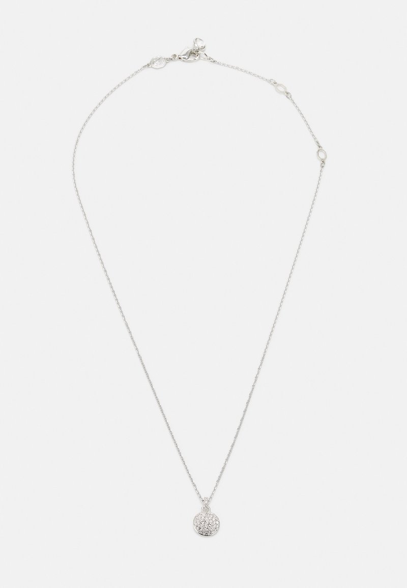 Colar de corrente em prata com um pendente circular de superfície texturizada, projetado com um fecho tipo lagosta.