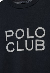 Marinblå stickad tröja med ribbad rund halsringning och kontrasterande vit "POLO CLUB" broderi över framsidan.