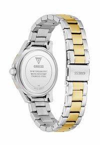 Montre en acier inoxydable avec un bracelet bicolore argent et or. Boîtier rond avec un logo, marqué résistance à l'eau, et équipé d'une fermeture à clip.