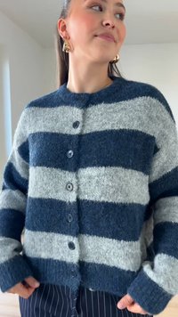 Tumed ja hallid triibulised kardigan pehmest, kohevast materjalist, ümmarguse kaelusega, pikad varrukad ja kuus tumedat nööpi.