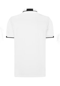Camisa polo blanca con cuello negro y detalles negros en las mangas, fabricada con tejido suave, de mangas cortas y corte recto.
