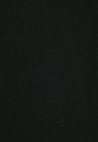 Tissu noir tissé avec un motif diagonal subtil et une surface légèrement texturée.