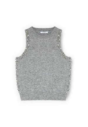 Szary bezrękawnik z ozdobnymi srebrnymi ćwiekami po bokach, z prążkowanym dekoltem i obszyciem, wykonany z miękkiego, teksturowanego materiału.