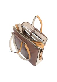 Bruine leren shopper met crèmekleurige accenten, voorzien van dubbele handvatten, een ritssluiting en een ruime binnenkant geschikt voor een laptop en andere spullen.