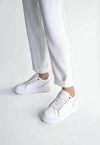 LIU JO WITH RHINESTONE TRIMS KYLIE - Sneakers basse - white
